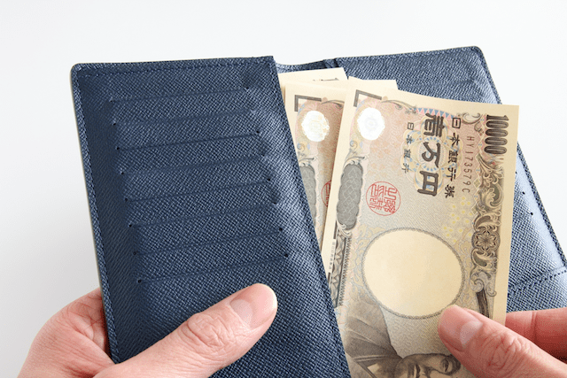 財布と一万円札